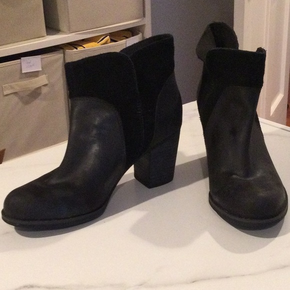 Timberland chunky black heeled boots, size 6.5. - Picture 4 of 7